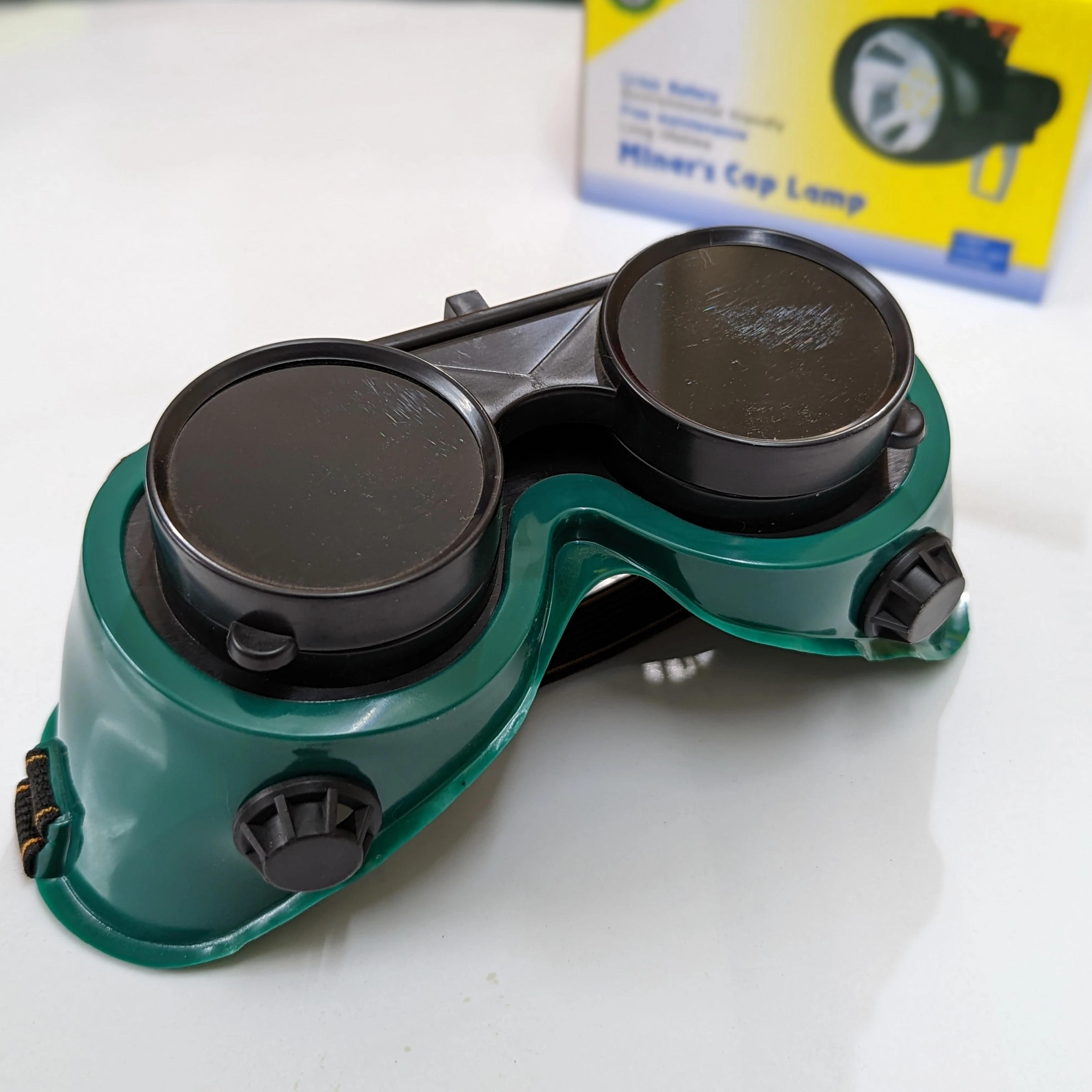 Flip front goggle for gas welding ( round lense )